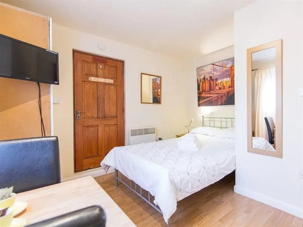 GoldersGreen Apartments by Sleepy