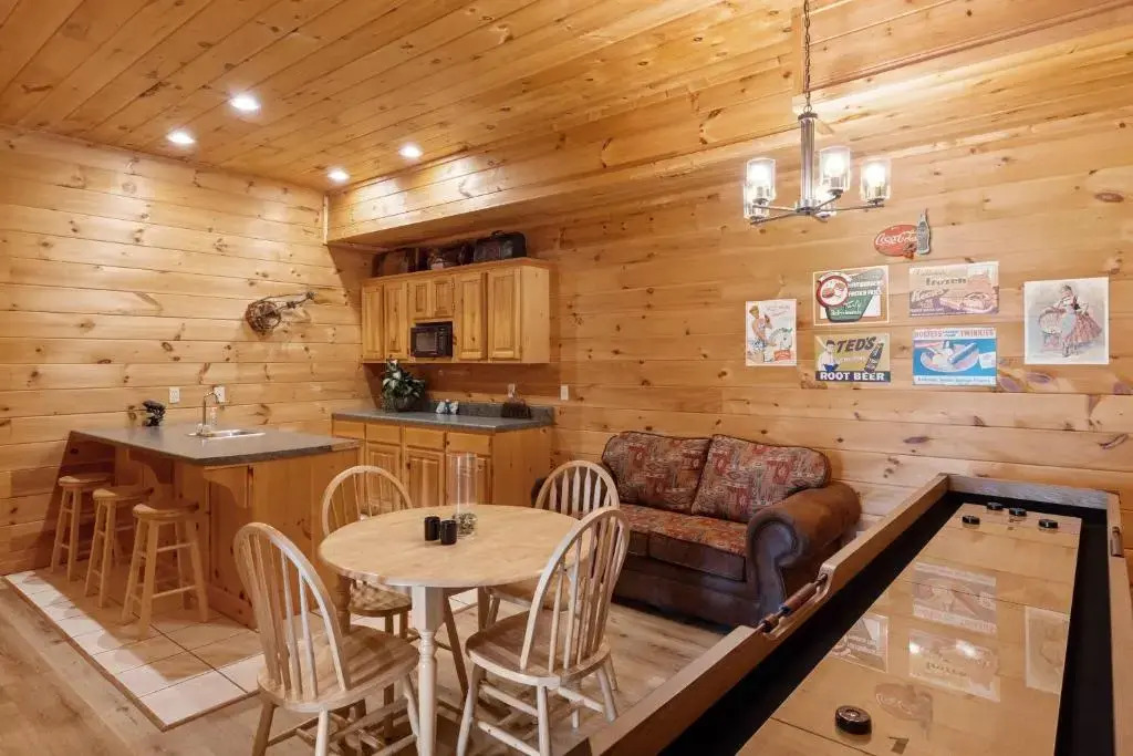 Mountain view 5 bdrm Gatlinburg Cabin near downtown Arts