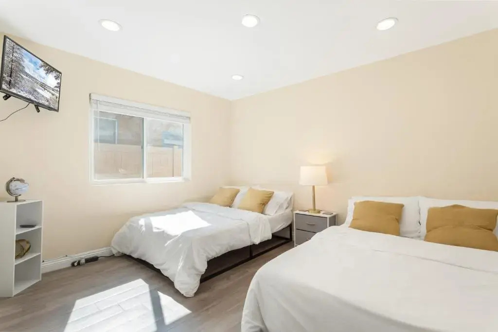 Luxury King Bed Projector Room near Beach & Disneyland