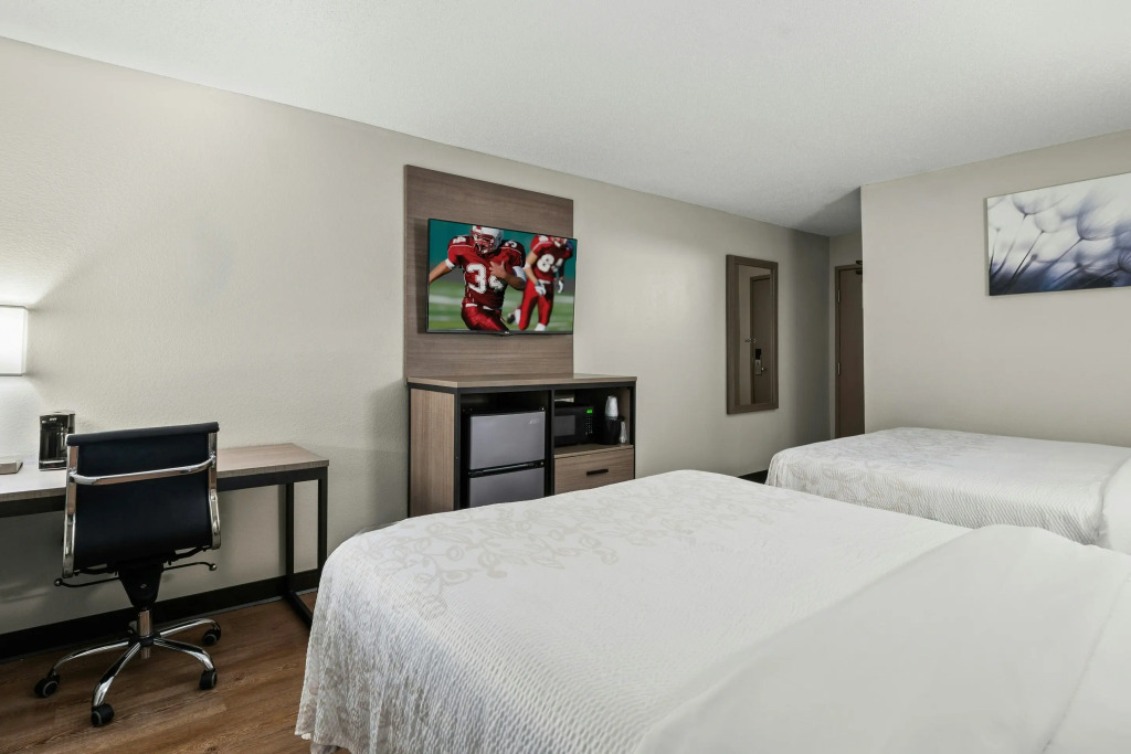 Red Roof Inn PLUS Belleville
