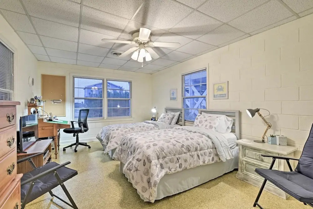 Pet-friendly Second Row House Steps to Beach!