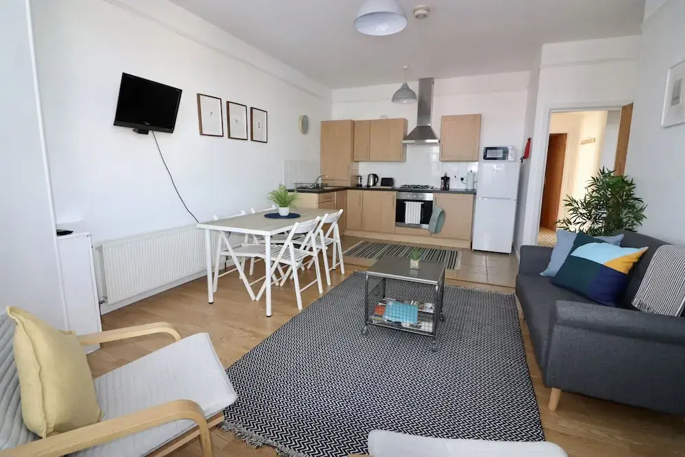 Large 2 Bedroom Apartment Near Cathedral