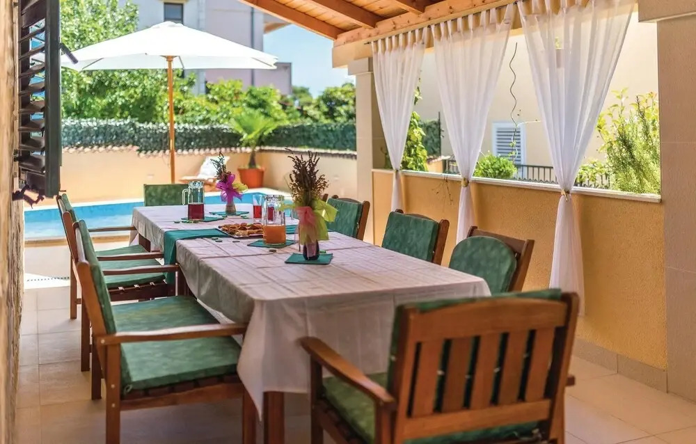 Four-Bedroom Holiday Home In Brodarica