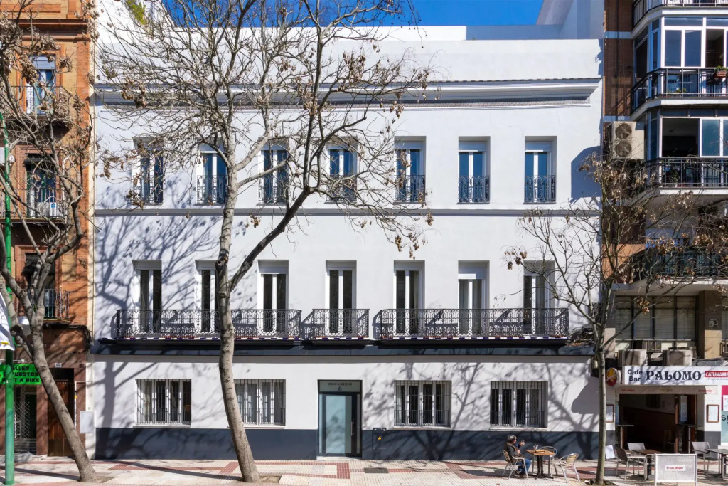 Modern apartment located close from the city center. Recaredo V