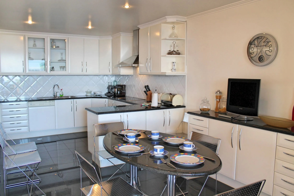 Fabulous villa, heated pool, games room, overlooking Funchal | Villa Luz