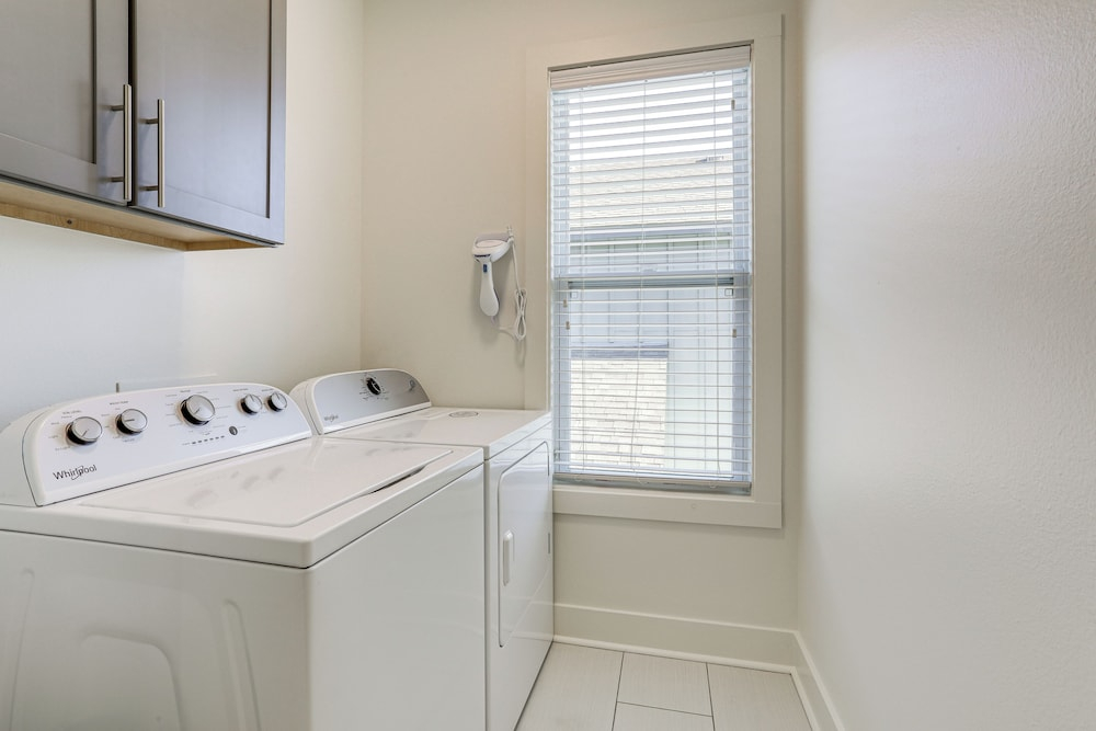 Modern 3BR Retreat - Near Bluebonnet & Hospitals