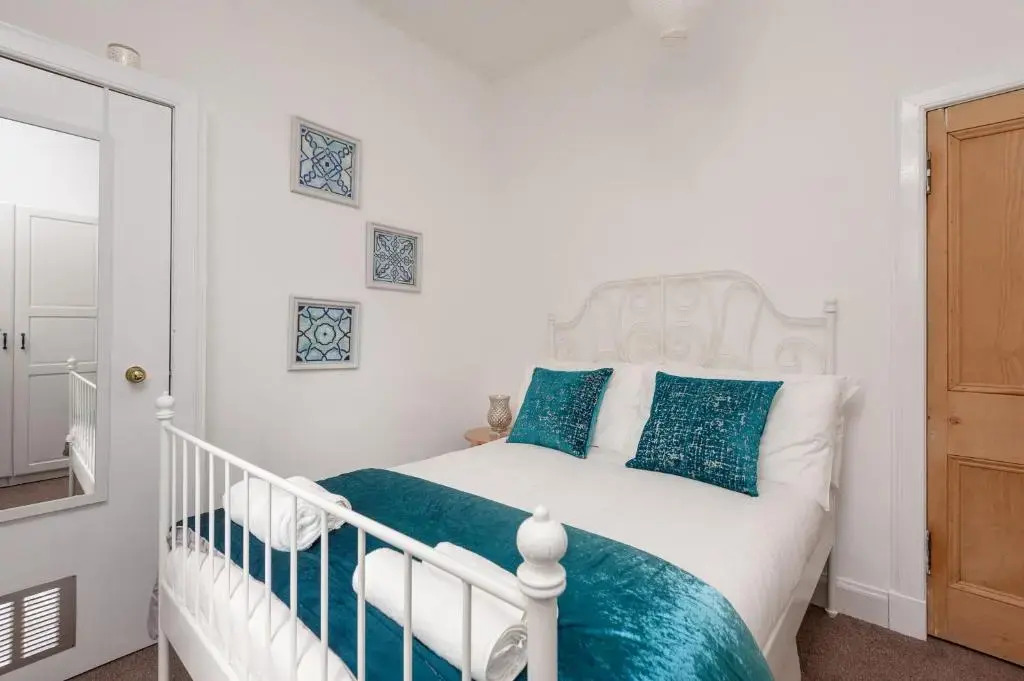412 Lovely 2 Bedroom Apartment in Abbeyhill Colonies Near Holyrood Park and Calton Hill