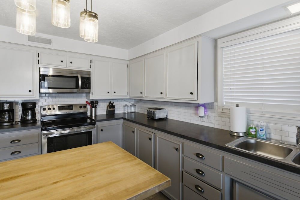 Family-friendly Lakefront Home Near Shorty Pants Bar 21 MM