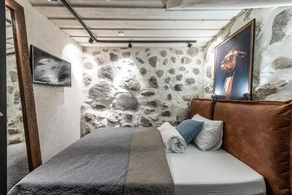 UNESCO Hidden Arches – Restored 3 Bedroom Apartment in the Historic Pilies St.