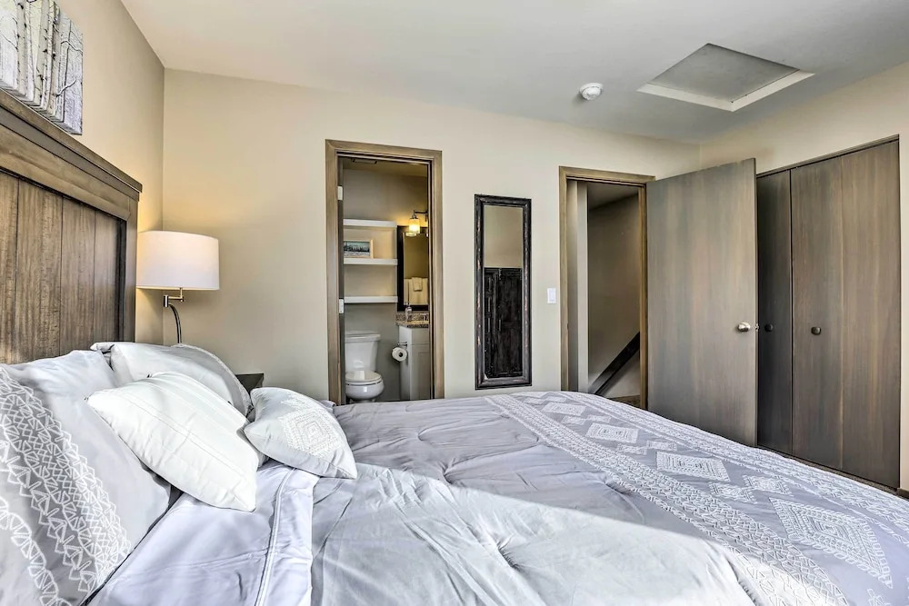 8 Mi to Copper Mtn: Sleek Frisco Townhome w/ Views