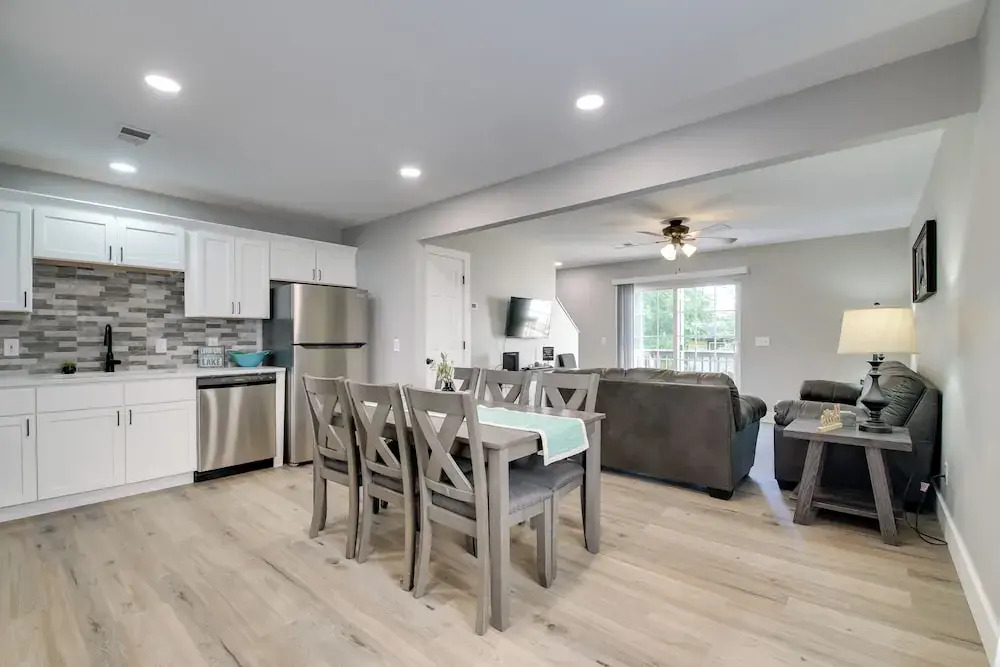 Cheerful Townhouse - Walk to Table Rock Lake!