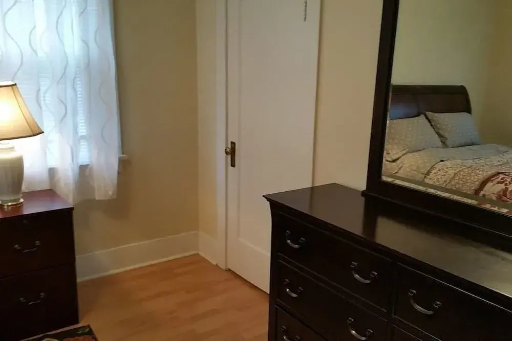 Lovely 1 King Bed- Walk Downtown Pet Ok