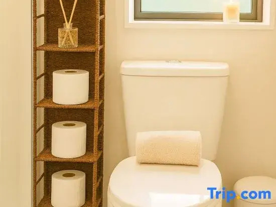 Stylish Suite Near Airport | Pvt Bath + Parking