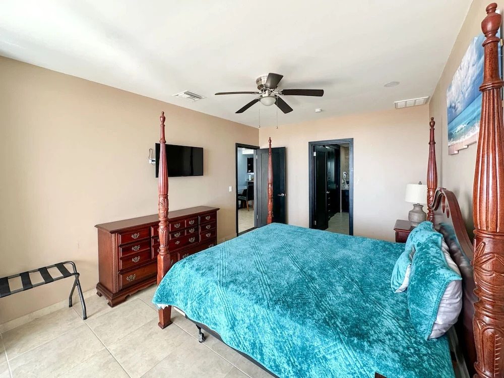 Wake Up Close to the Ocean in This 2BR Condo