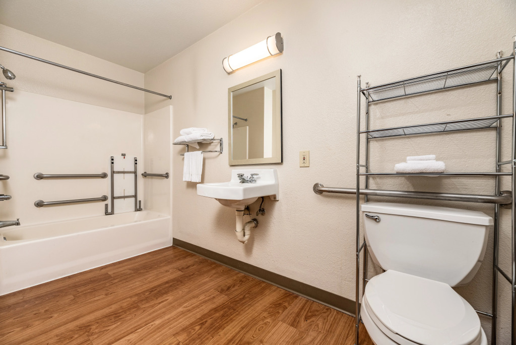 HomeTowne Studios by Red Roof Fresno - West