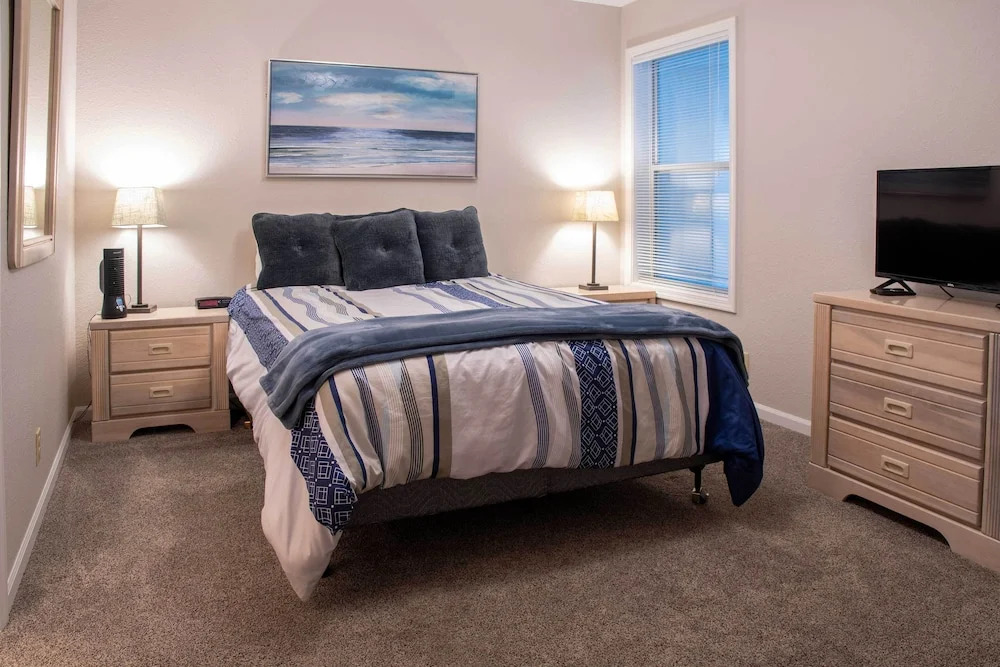 Lakefront Ozark Getaway w/ Views + Community Perks