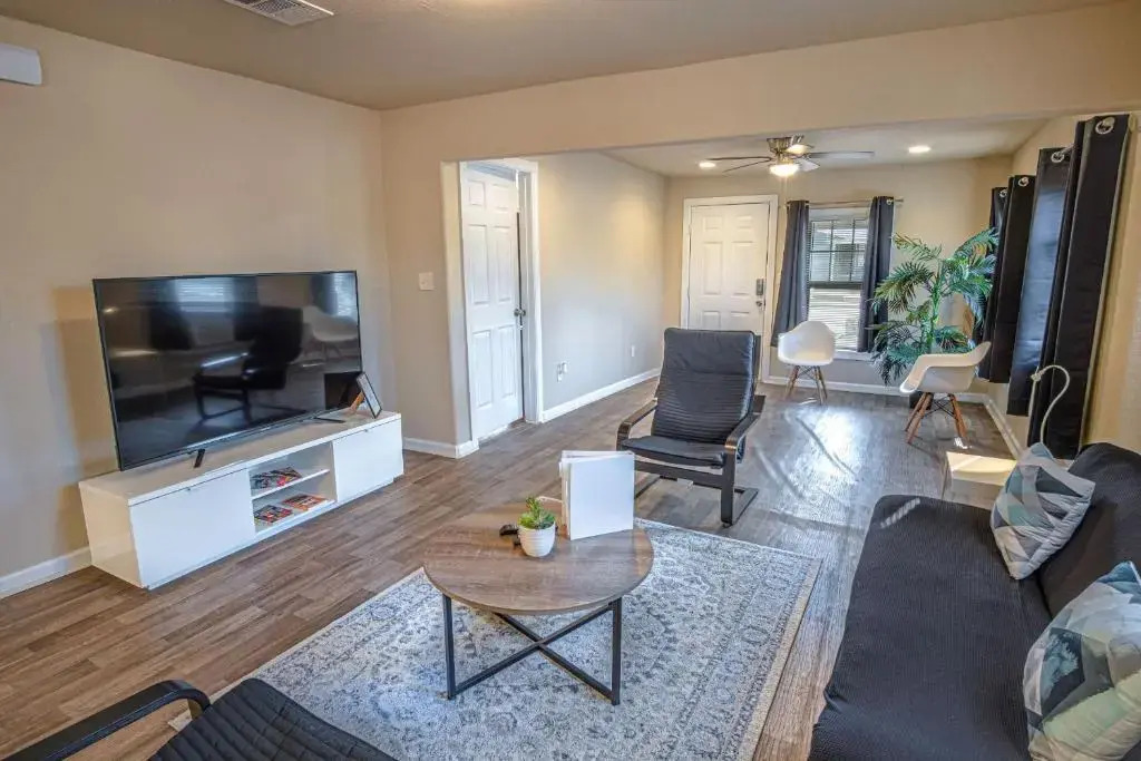 Nice 3B 2BA Near Downtown 2 Min AtandT Center