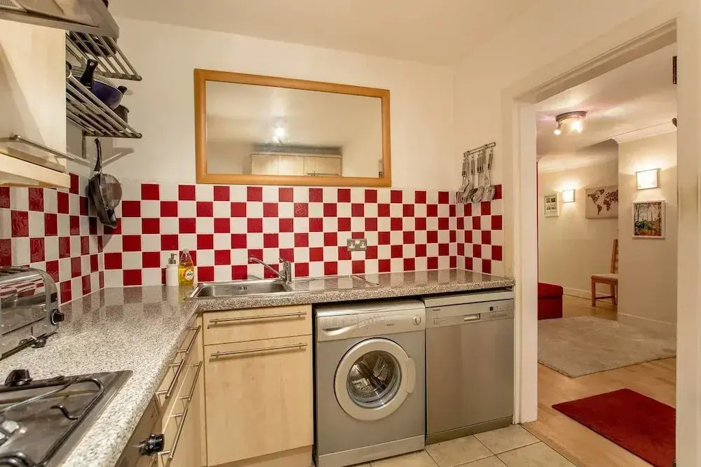 City Centre Main Door Apartment: 5 Mins Walk to Princes St