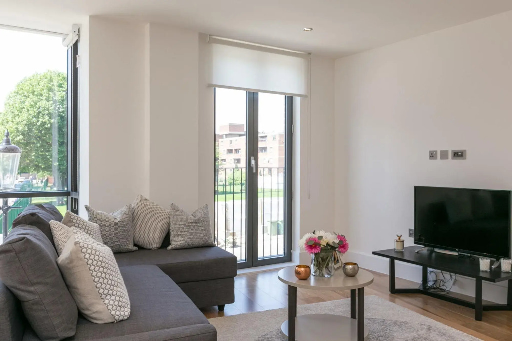 Portobello Apt with Floor-to-Ceiling Views
