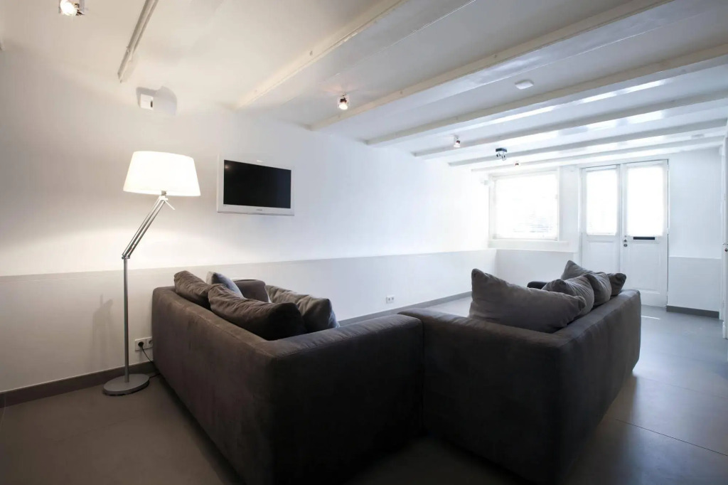 Charles Apartment