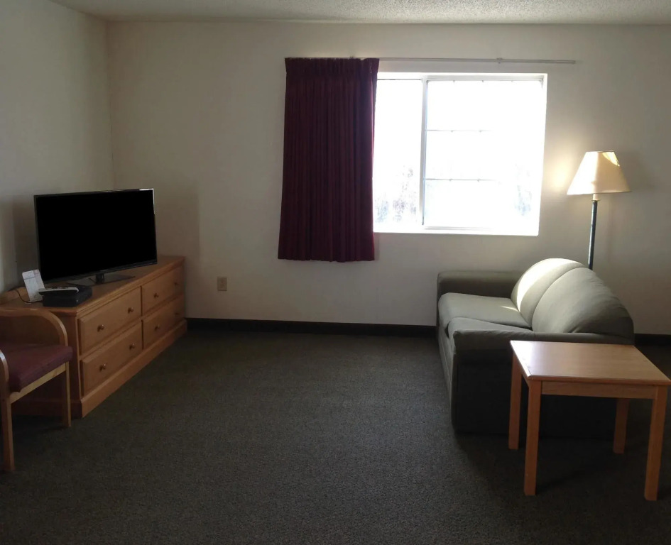 Westbridge Inn & Suites