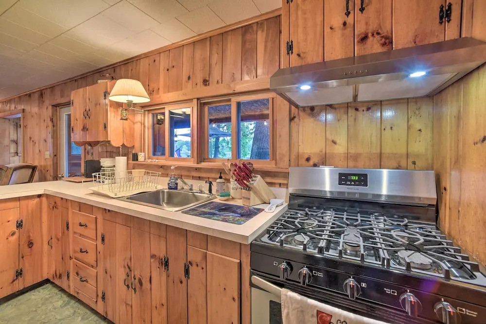 Riverfront Escape w/ Dock: 19 Mi to Saratoga!