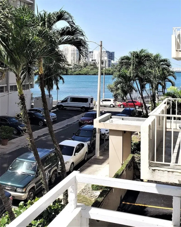 Brand NEW Studio 1 Block to Beach/lagoon