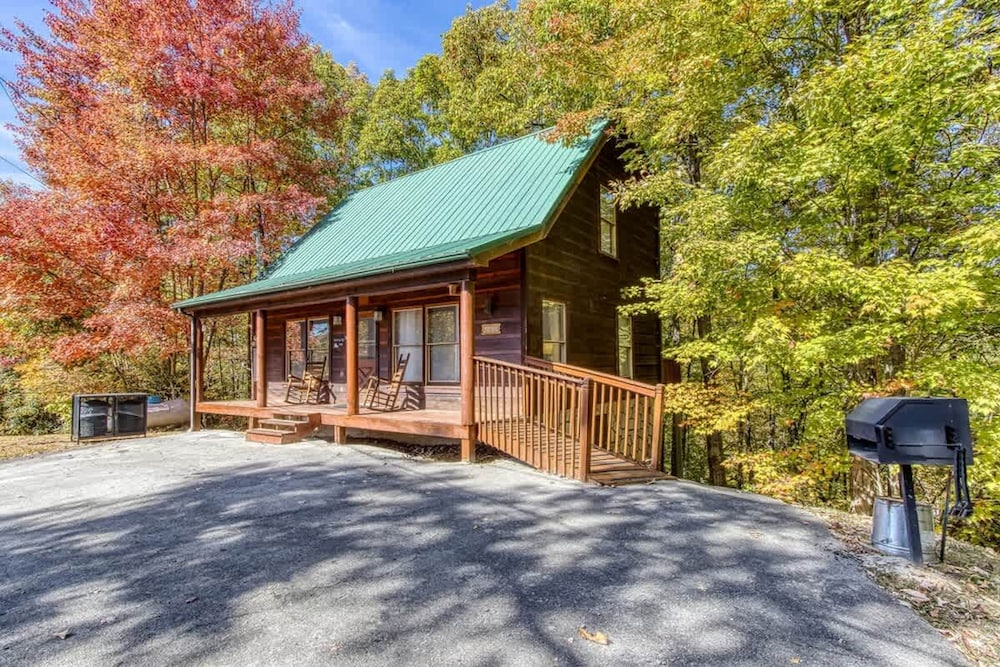 Whispering Pines by Beyond Expectations With Hot Tub
