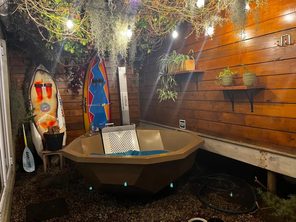 Modern Spacious Cottage with Hot Tub, Flora Studio