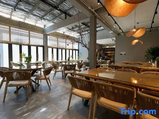 Dacheng enjoys building a courtyard by the river
