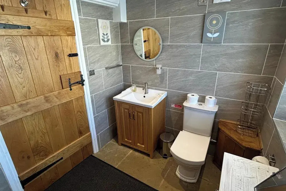 Farmhouse - Sleeps 6 - Near Alton Towers - Parking