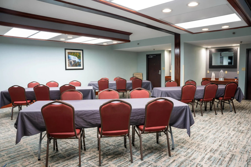 Comfort Suites Outlet Center