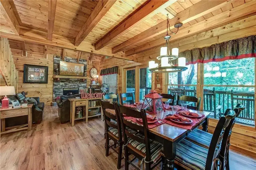 Holly Berry 4 Bedroom Home with Hot Tub