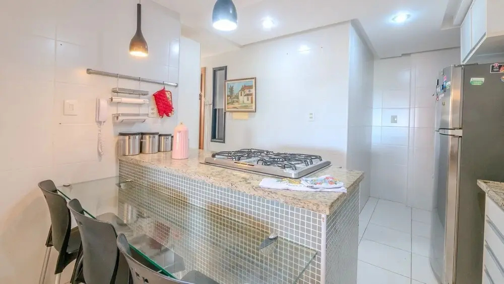 Apto com 3 su tes Piscina e Sauna a 450m da Praia