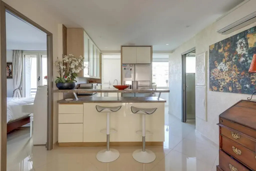 Luxurious Cosy 2 Bdrm Apartment Near Martinez by Olidesi