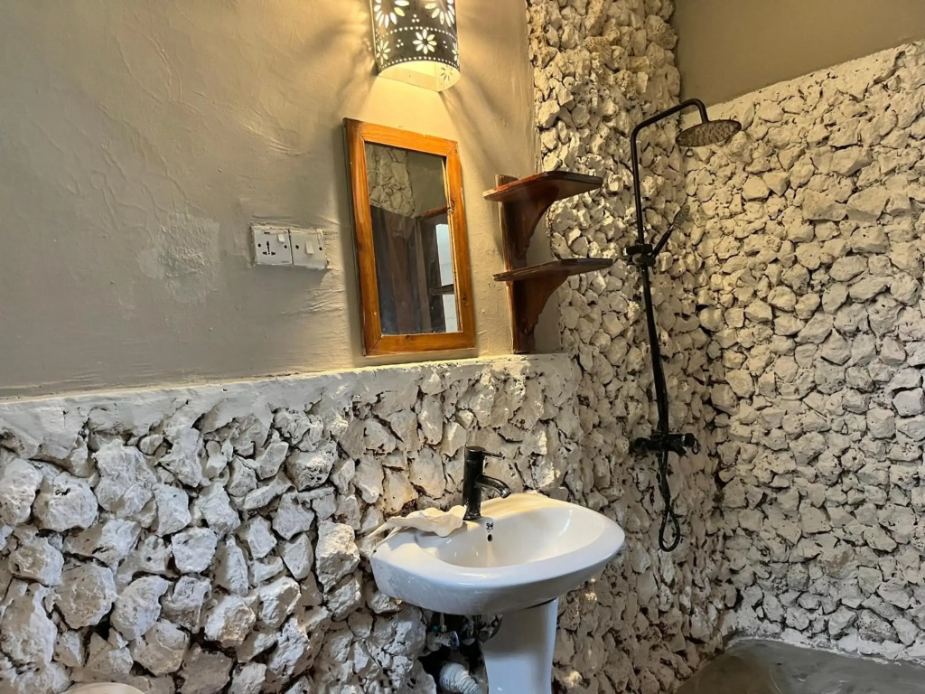 Sazani Beach Lodge and Tidal Lounge