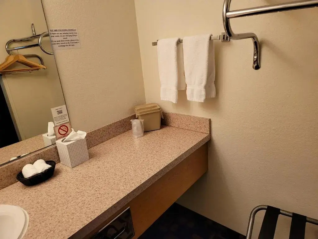MorningGlory Inn & Suites