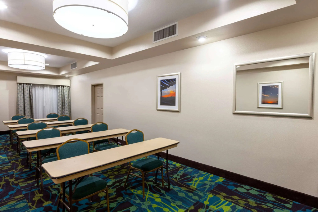 La Quinta by Wyndham Midland North