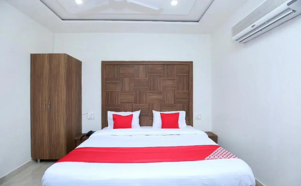 Hotel S7 by OYO Rooms