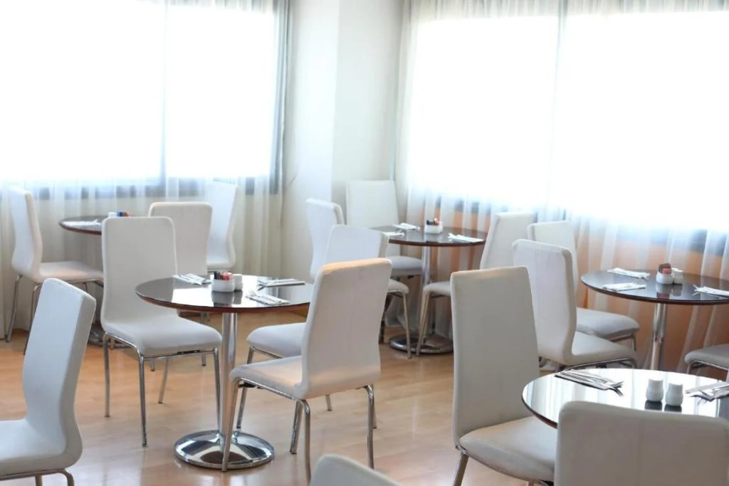 Corniche Hotel & Suites