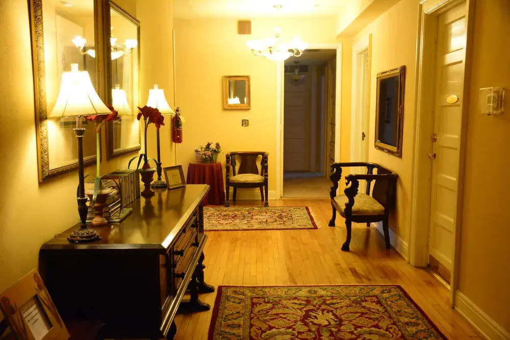 Looking Glass Inn