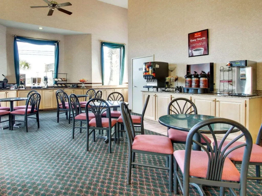 Econo Lodge Inn & Suites Gulfport Airport