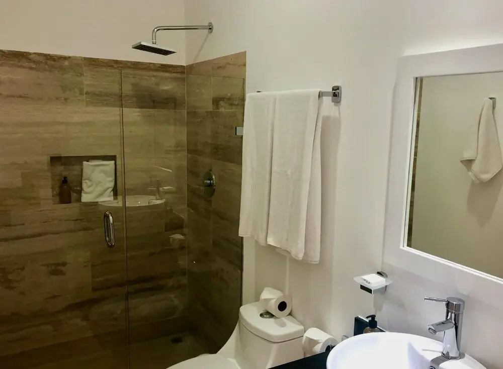 Fantastic Condo Perfect for Relaxation Yoga Massage Room in Building Rooftop Pool Sunbeds