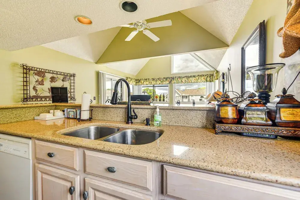 Myrtle Beach Condo Near Ocean: 1 Mi to Apache Pier