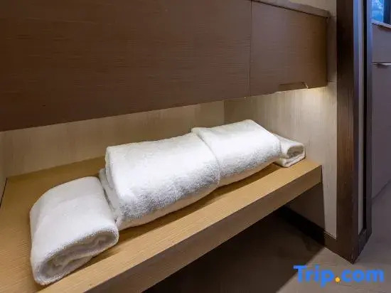 yilong Hotel (Beijing  National Library Subway Station)