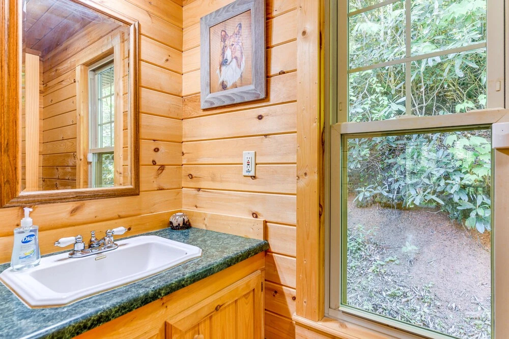 Peaceful Maggie Valley Cabin w/ Mountain Views!