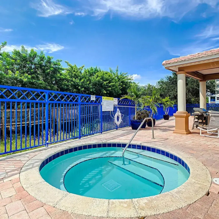 Oceanwalk Jr Penthouse Across From Pool Tennis Shuffleboard Walk to Beach Ow7 207