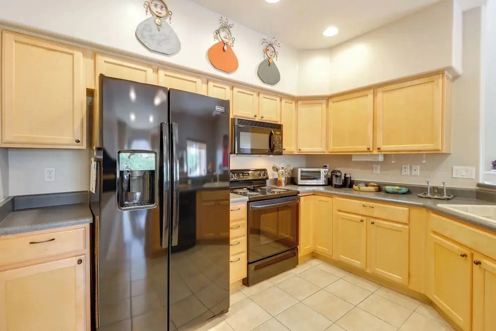 Golf, Hike & Unwind: Oro Valley Townhome w/ Patio