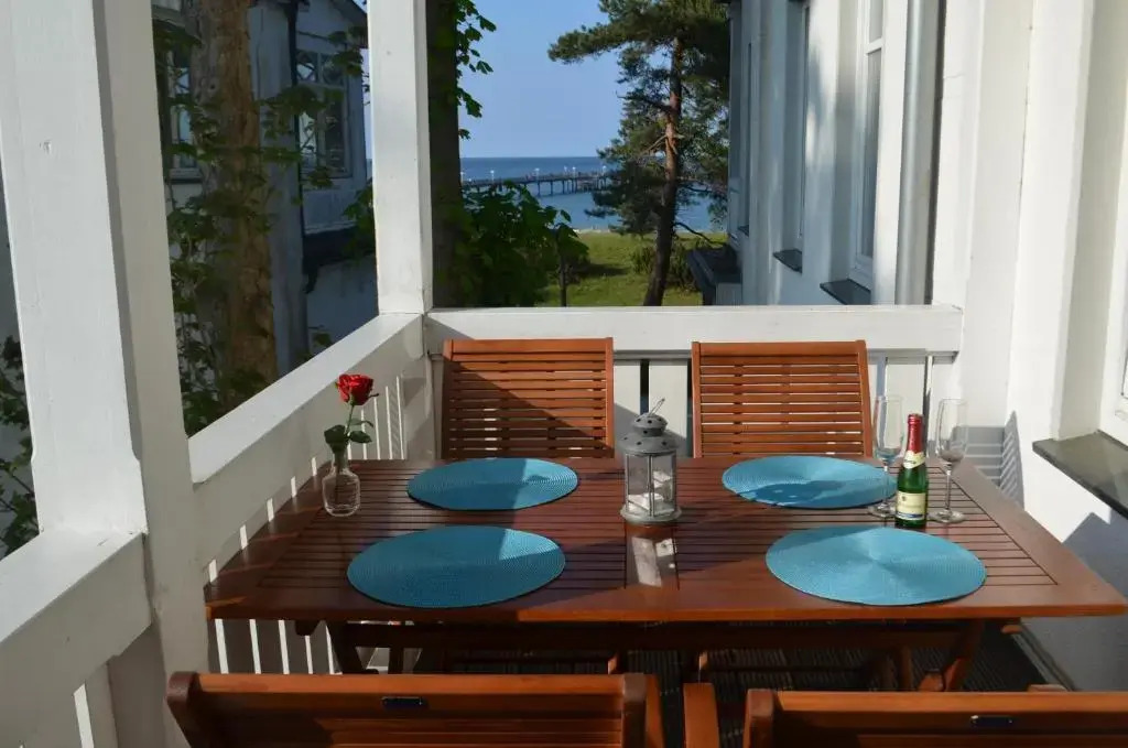 Villa Strandblick in Binz, FeWo direkt am Strand mit Balkon und seitlichem Meerblick