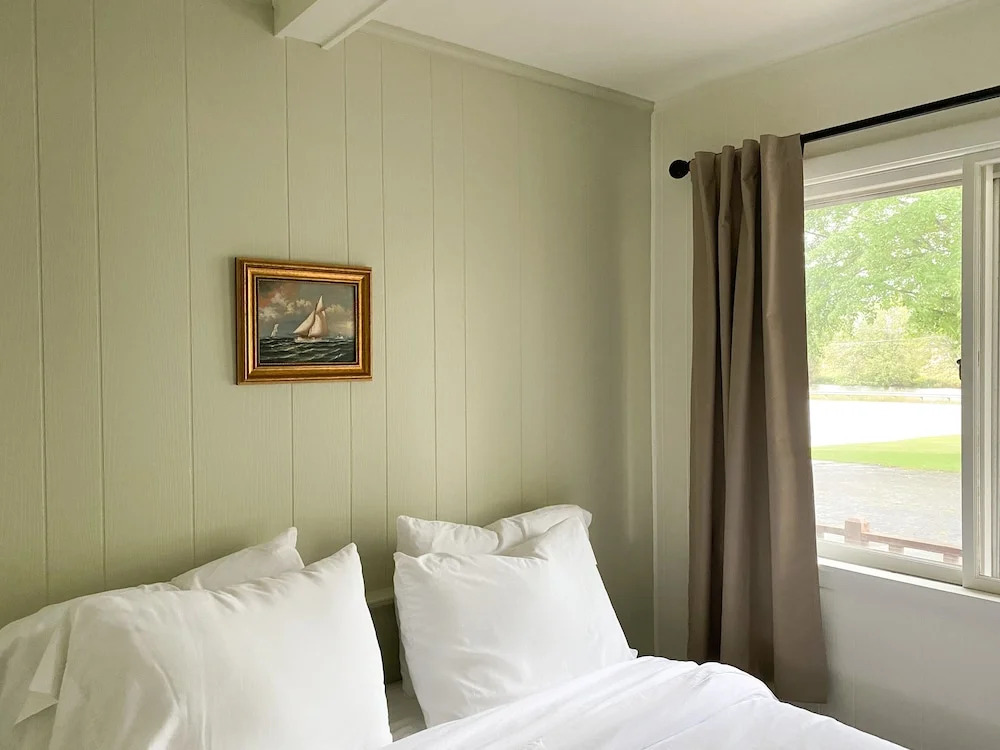 The River Hills Motel - Algoma, WI - Near Door County